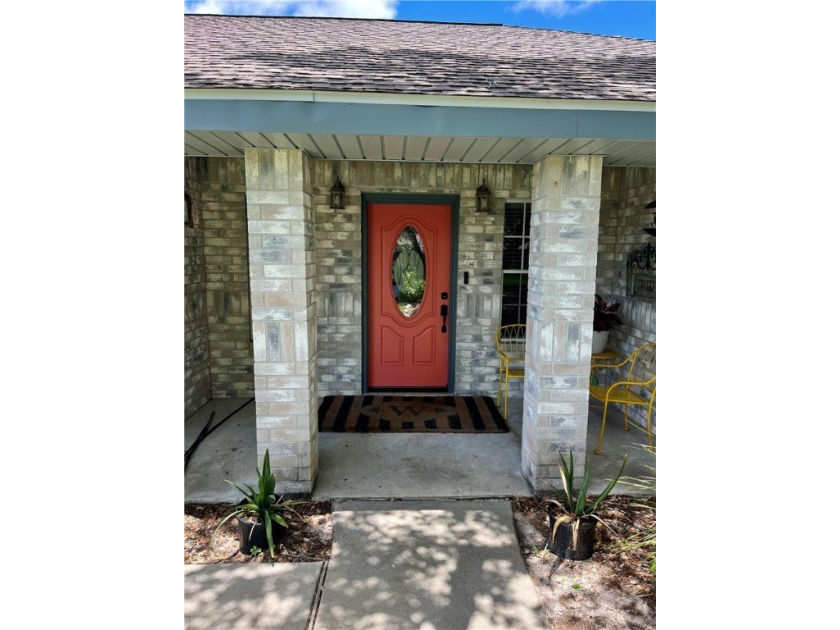 Welcome to this adorable 3 bed/2 bath home on an extra large lot - Beach Home for sale in Rockport, Texas on Beachhouse.com