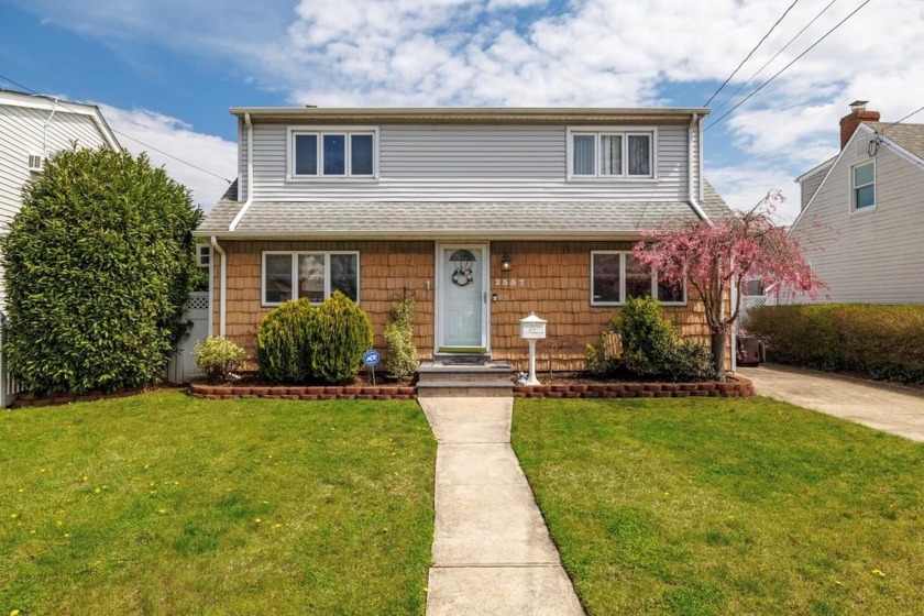 Welcome to this Beautiful Colonial in the Mandalay neighborhood - Beach Home for sale in Wantagh, New York on Beachhouse.com