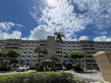 Unit is located on the top floor with a fully screened balcony - Beach Condo for sale in Miami, Florida on Beachhouse.com