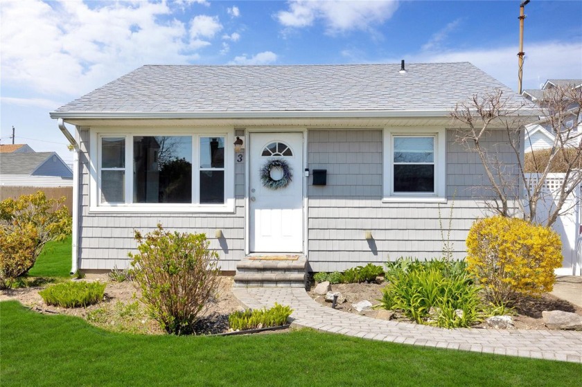 Welcome to 3 Kent Place -- a cozy and updated 2-bedroom, 1-bath - Beach Home for sale in Amityville, New York on Beachhouse.com
