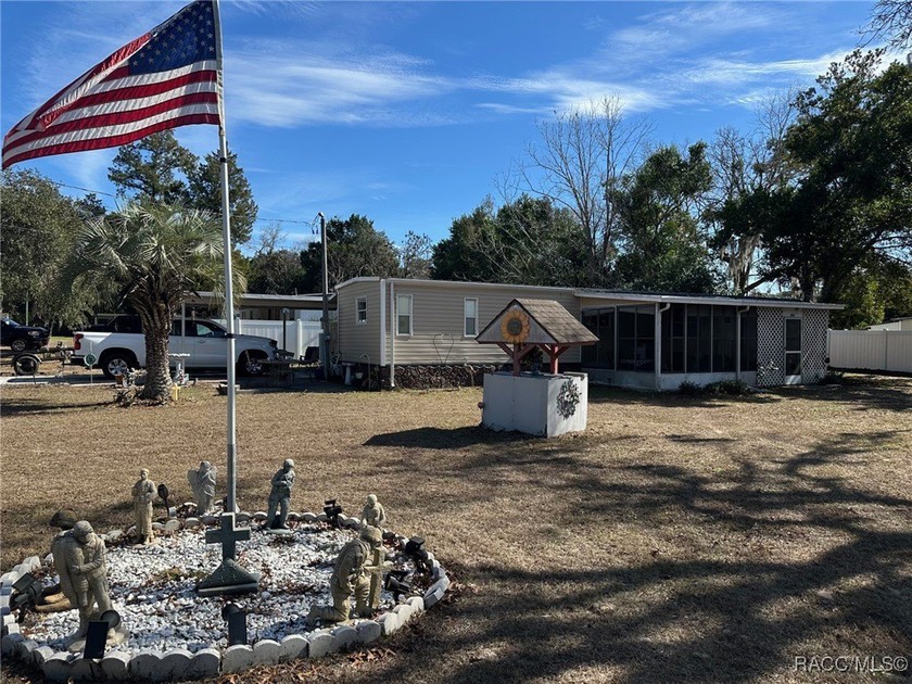 Well-cared-for and affordably priced, this charming mobile home - Beach Home for sale in Homosassa, Florida on Beachhouse.com