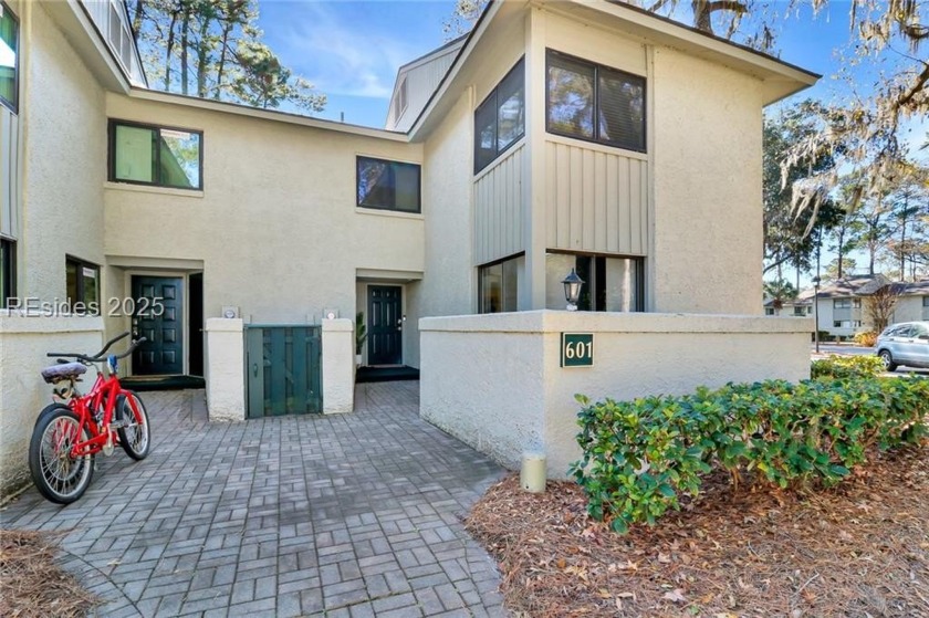 This beautifully renovated 3-bedroom, 2.5-bath villa plus den is - Beach Condo for sale in Hilton Head Island, South Carolina on Beachhouse.com