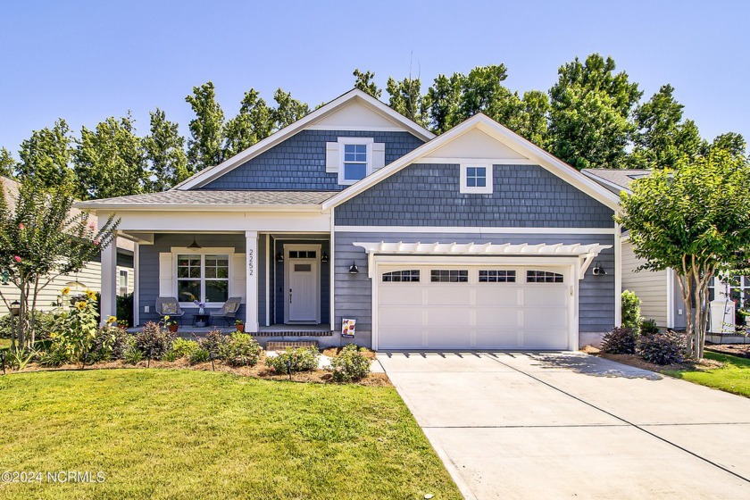 Welcome to Hanover Lakes! This home's spacious open floor plan - Beach Home for sale in Wilmington, North Carolina on Beachhouse.com