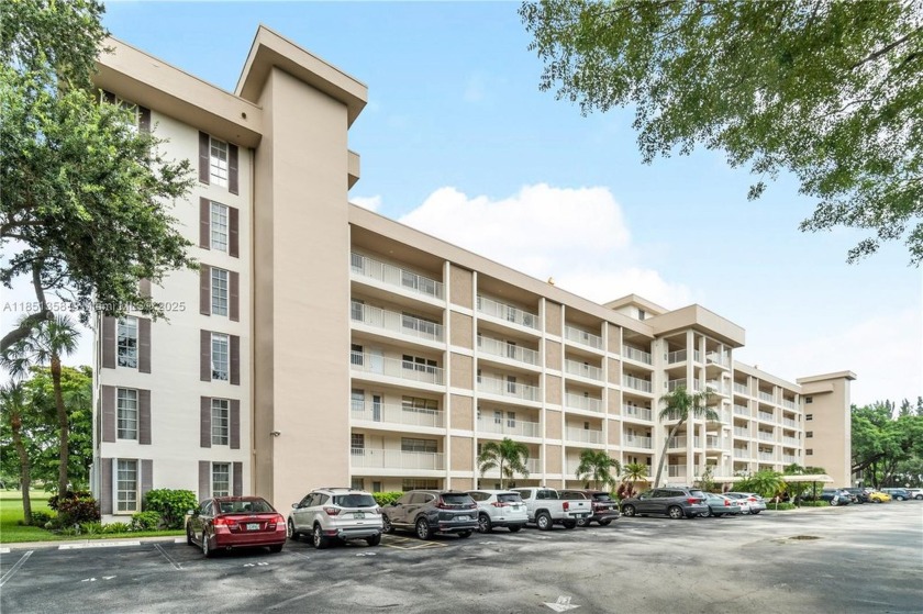 This beautifully remodeled 2-bedroom, 2-bath condo offers - Beach Condo for sale in Pompano Beach, Florida on Beachhouse.com
