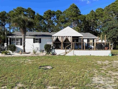 Motivated Seller! Delightful home in East Navarre!!! This home - Beach Home for sale in Navarre, Florida on Beachhouse.com