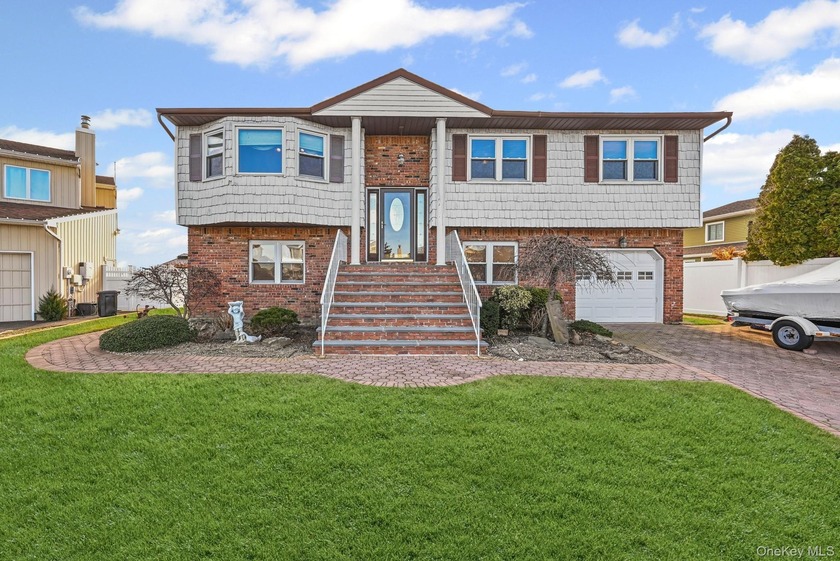 Set at the very end of a quiet cul-de-sac in Seaford's exclusive - Beach Home for sale in Seaford, New York on Beachhouse.com