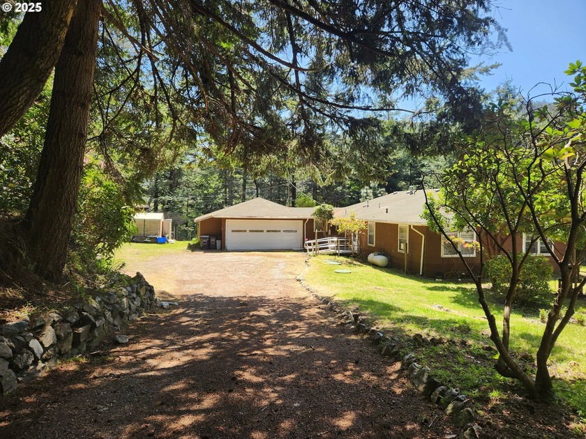 This 3 Bedroom 1 bath home with 2 car oversized garage located - Beach Home for sale in Gold Beach, Oregon on Beachhouse.com