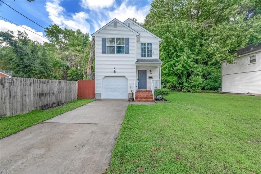 Beautiful like-new 2-story home just minutes from Woodlands Golf - Beach Home for sale in Hampton, Virginia on Beachhouse.com