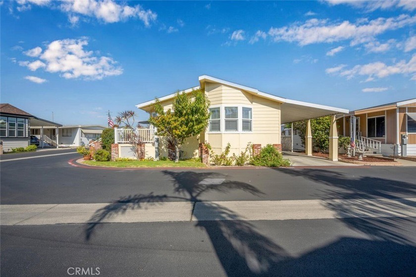 Sitting pretty in highly desirable Rancho del Rey Mobile - Beach Home for sale in Huntington Beach, California on Beachhouse.com