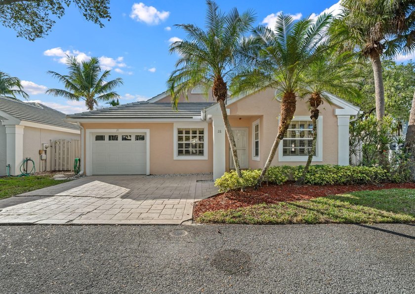 Beautifully remodeled single-story home offering 2 bedrooms, 2 - Beach Home for sale in Palm Beach Gardens, Florida on Beachhouse.com