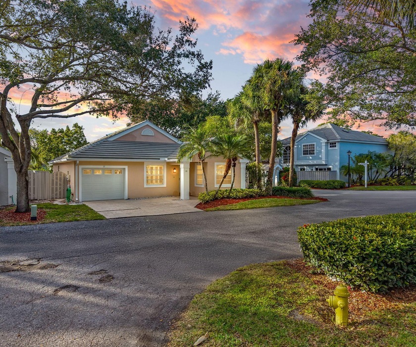 Beautifully remodeled single-story home offering 2 bedrooms, 2 - Beach Home for sale in Palm Beach Gardens, Florida on Beachhouse.com