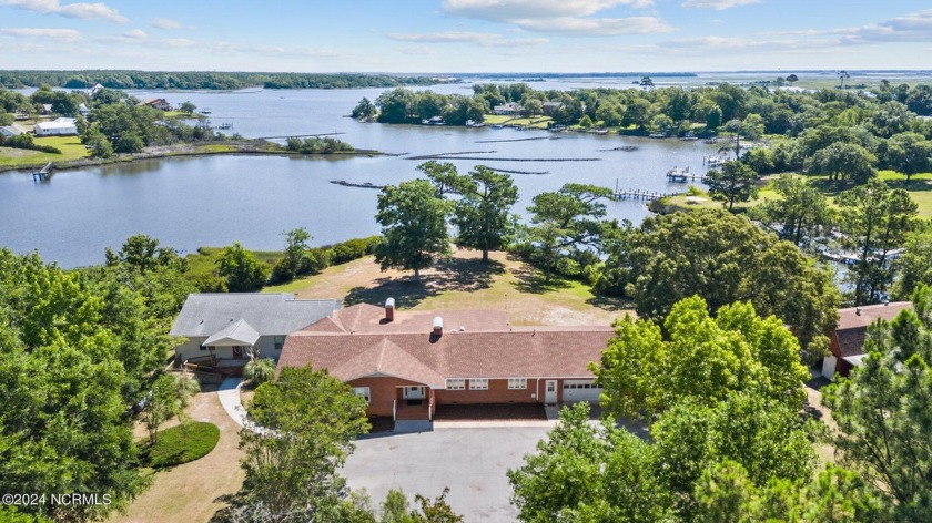 Waterfront home on 4.6 acres, this sprawling 5 bedroom, 5 bath - Beach Home for sale in Hubert, North Carolina on Beachhouse.com