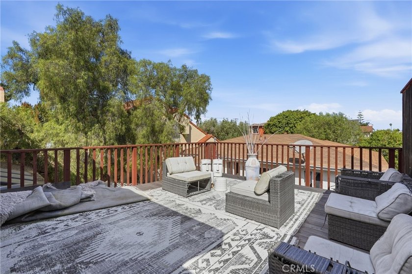 Welcome to 2304 Voorhees in desirable North Redondo Beach, a - Beach Townhome/Townhouse for sale in Redondo Beach, California on Beachhouse.com