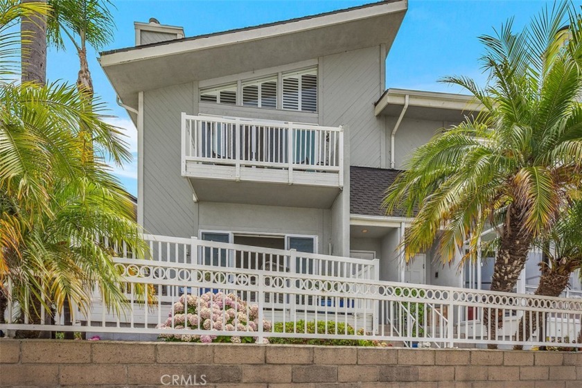 Exquisite residence offers a seamless blend of coastal elegance - Beach Townhome/Townhouse for sale in Huntington Beach, California on Beachhouse.com