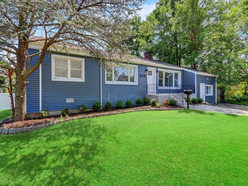 Oversized Fully renovated, multigenerational home, over 3200 sq - Beach Home for sale in Oceanside, New York on Beachhouse.com