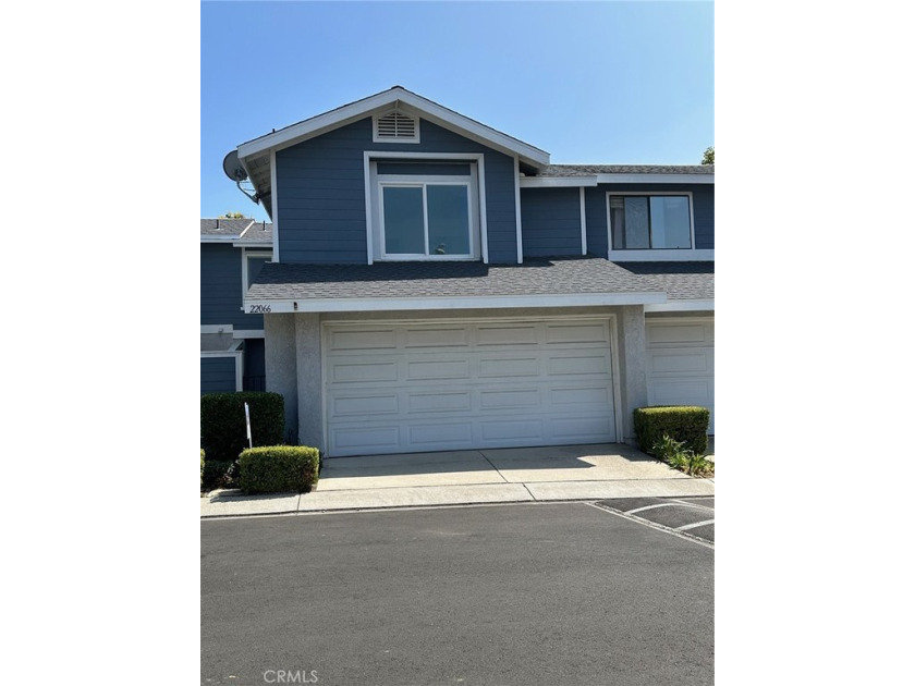 GREAT, INTERIOR LOCATION ON THIS SPACIOUS AND UPGRADED TOWNHOME - Beach Townhome/Townhouse for sale in Lake Forest, California on Beachhouse.com