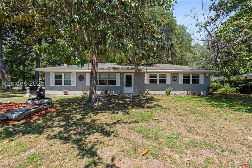 Located in Beaufort's desirable Cherry Hill neighborhood, this - Beach Home for sale in Beaufort, South Carolina on Beachhouse.com