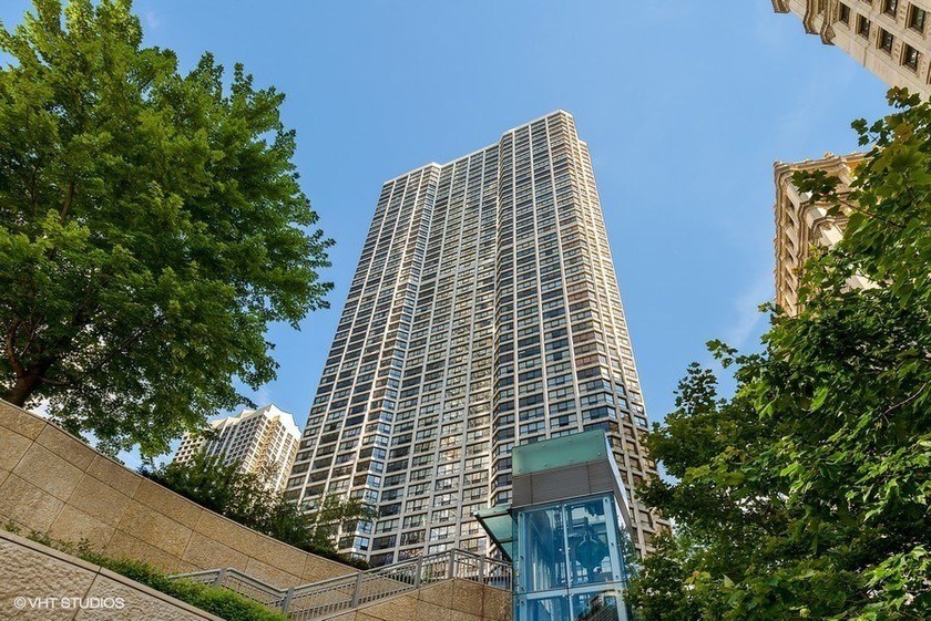 GREAT VIEWS, REDONE WOOD FLOORS, REMODELED KITCHEN, AND A HIGHLY - Beach Condo for sale in Chicago, Illinois on Beachhouse.com