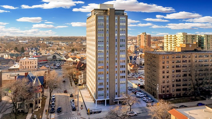 SELLERS OFFERING FIRST 3 MONTHS WORTH OF HOA DUES AS A CREDIT - Beach Condo for sale in Milwaukee, Wisconsin on Beachhouse.com