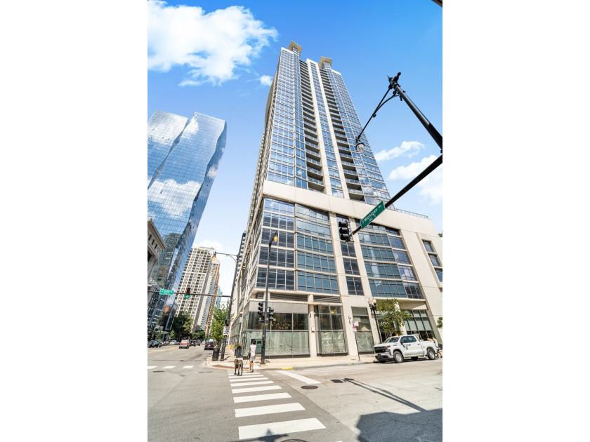 This comfortable and spacious 22nd-floor corner condo offers - Beach Condo for sale in Chicago, Illinois on Beachhouse.com