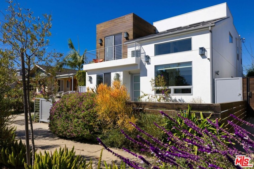 Vibrant, beautifully designed architectural home situated on a - Beach Home for sale in Venice, California on Beachhouse.com