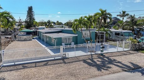 Best priced waterfront Mobile in town, priced to sell! This - Beach Home for sale in Key Largo, Florida on Beachhouse.com