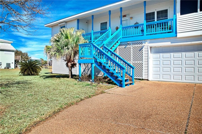 CANAL FRONT BEAUTY! THIS AMAZING HOME FEATURES DOWNSTAIRS LIVING - Beach Home for sale in Rockport, Texas on Beachhouse.com