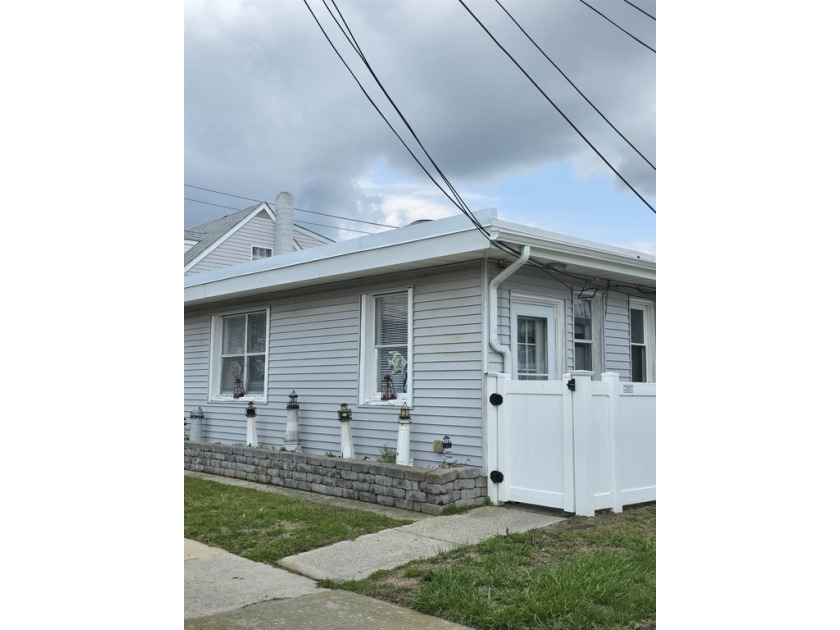 Charming 2 bed, 1 bath condo in the heart of Wildwood! This cozy - Beach Condo for sale in Wildwood, New Jersey on Beachhouse.com