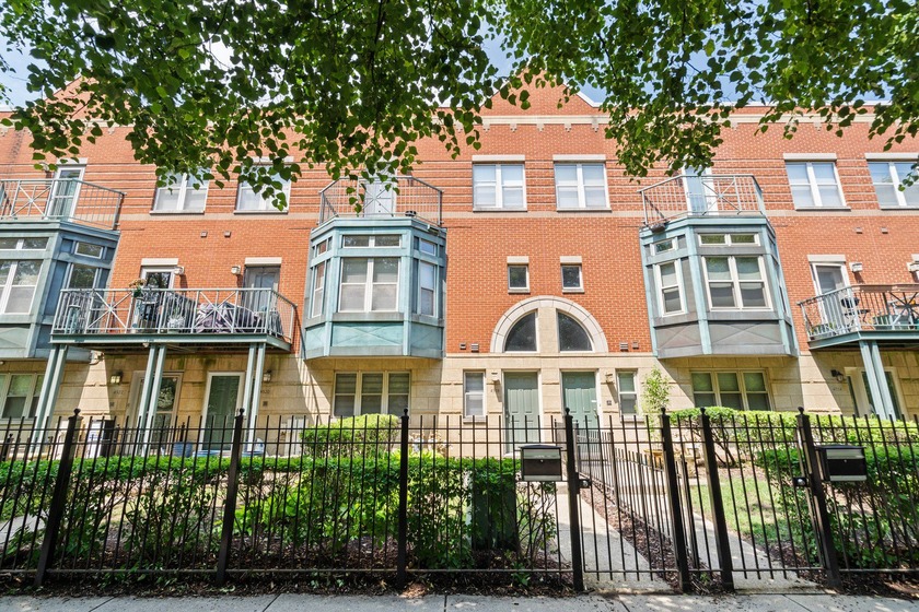Unit is now vacant!!! 2-Story Townhouse in Prime - Beach Condo for sale in Chicago, Illinois on Beachhouse.com