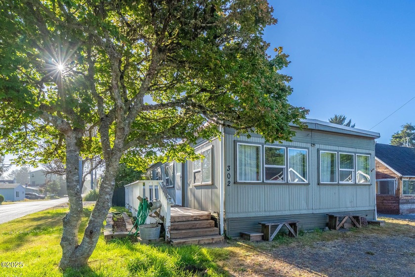 Update manufactured home 2018 (click flooring, kitchen and some - Beach Home for sale in Lincoln City, Oregon on Beachhouse.com