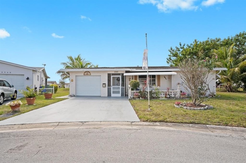 OVERSIZED WATERFRONT LOT!!!!!!  Spacious 2 bedroom 2 bath home - Beach Home for sale in Margate, Florida on Beachhouse.com