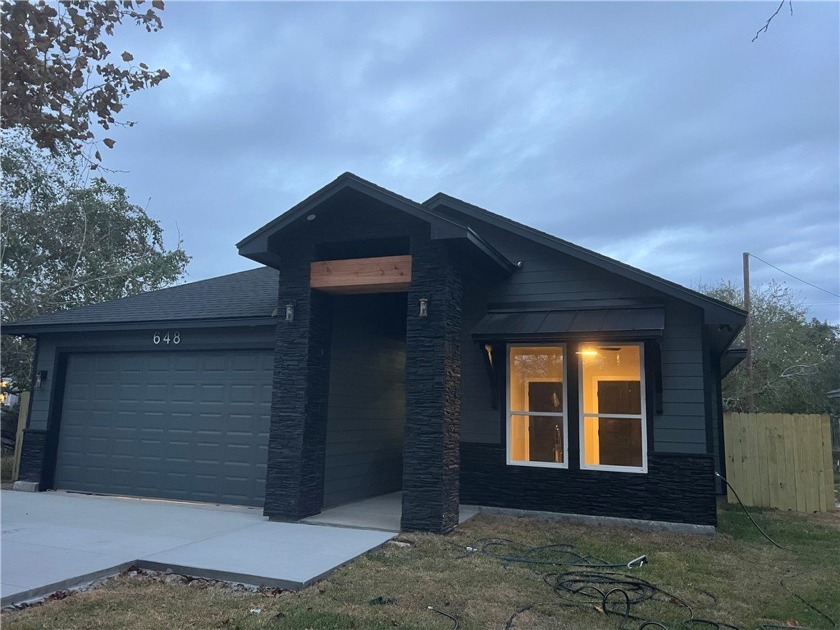 New Construction Home built by Leading Edge Custom Homes! This - Beach Home for sale in Aransas Pass, Texas on Beachhouse.com