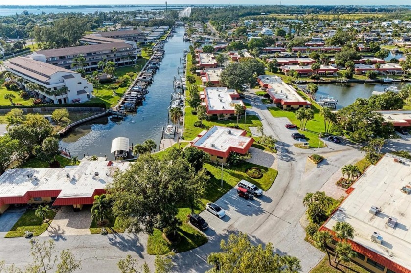 Welcome to your new oasis at 9409 Catalina Drive in sunny - Beach Home for sale in Bradenton, Florida on Beachhouse.com