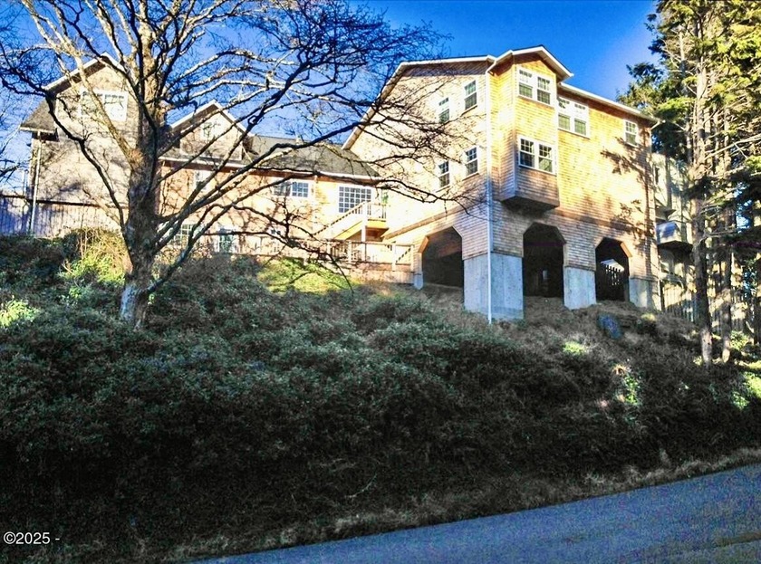 Connoisseur Delight! This is a 4,369 Sq ft home (including 4 - Beach Home for sale in Lincoln City, Oregon on Beachhouse.com