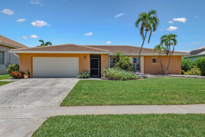 Get the best of all worlds with this waterfront home located in - Beach Home for sale in Marco Island, Florida on Beachhouse.com