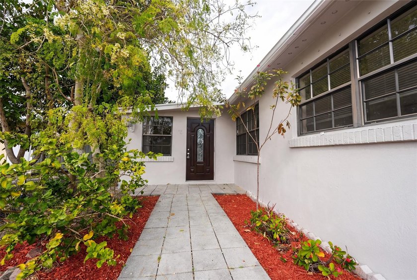 Come feel this well-maintained, spacious 3 bed/2 bath home - Beach Home for sale in West Palm Beach, Florida on Beachhouse.com