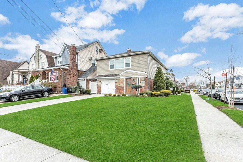 Welcome to this well-maintained 2-family home in the heart of - Beach Townhome/Townhouse for sale in Howard Beach, New York on Beachhouse.com