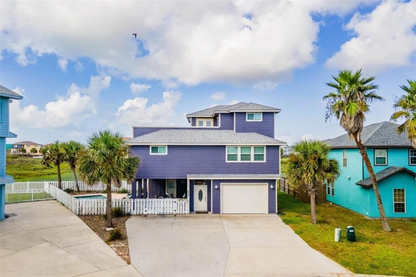 Welcome to Coco Loco, a 4-bed, 3.5-bath beach beauty that offers - Beach Home for sale in Port Aransas, Texas on Beachhouse.com