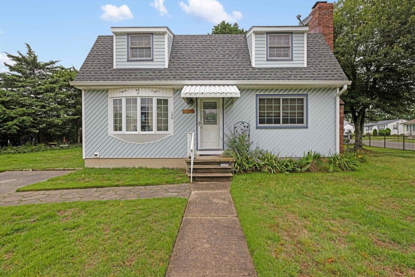 The Shore Starts here!! This 3 bedroom 2 Full ceramic tiled Bath - Beach Home for sale in Villas, New Jersey on Beachhouse.com