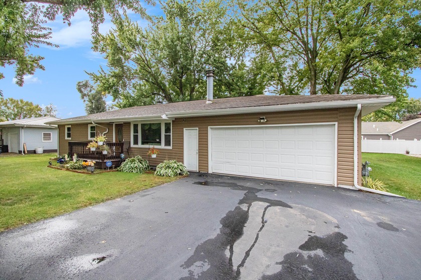 This quaint 3 bed 1.5 bath home is ready for new owners! Enjoy - Beach Home for sale in Benton Harbor, Michigan on Beachhouse.com