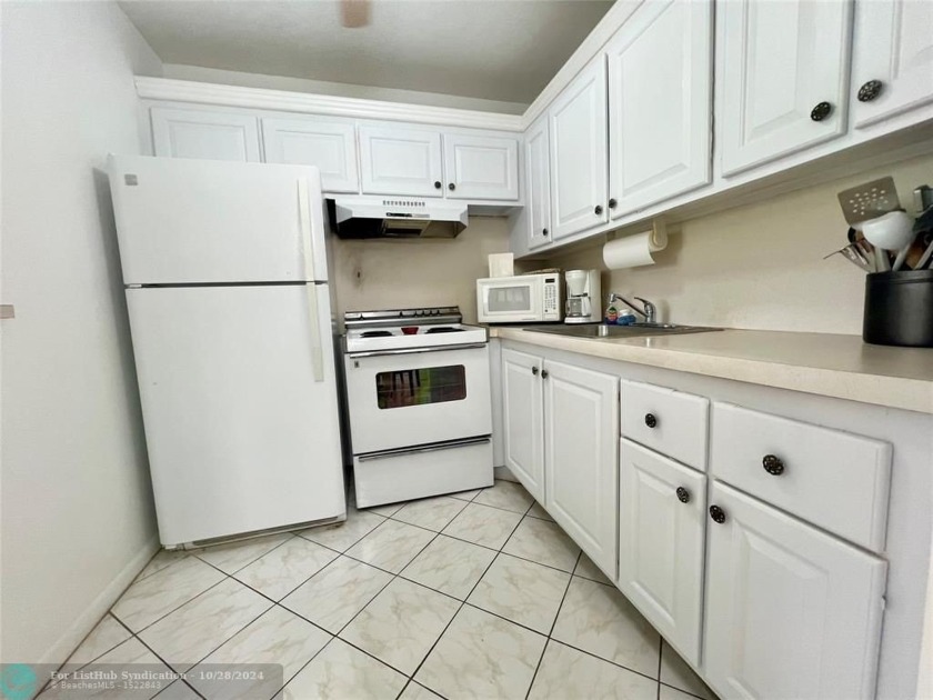 ***MOTIVATED SELLERS!**** CHARMING!!! FURNISHED, FIRST FLOOR - Beach Condo for sale in Deerfield Beach, Florida on Beachhouse.com