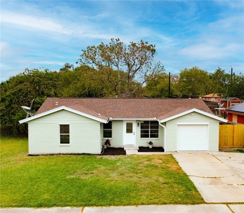 This beautifully remodeled 4-bedroom, 2-bathroom home is move-in - Beach Home for sale in Aransas Pass, Texas on Beachhouse.com