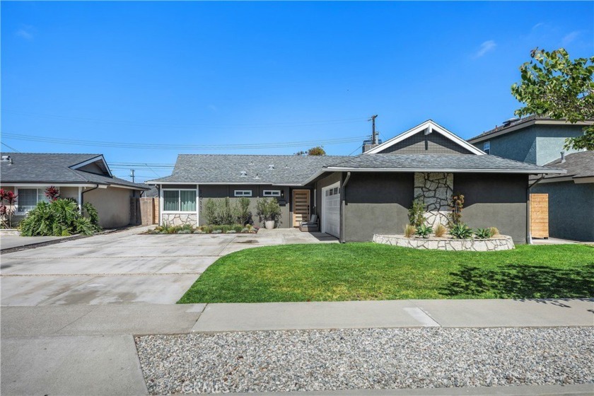 Absolutely stunning beach home, completely redesigned throughout - Beach Home for sale in Huntington Beach, California on Beachhouse.com