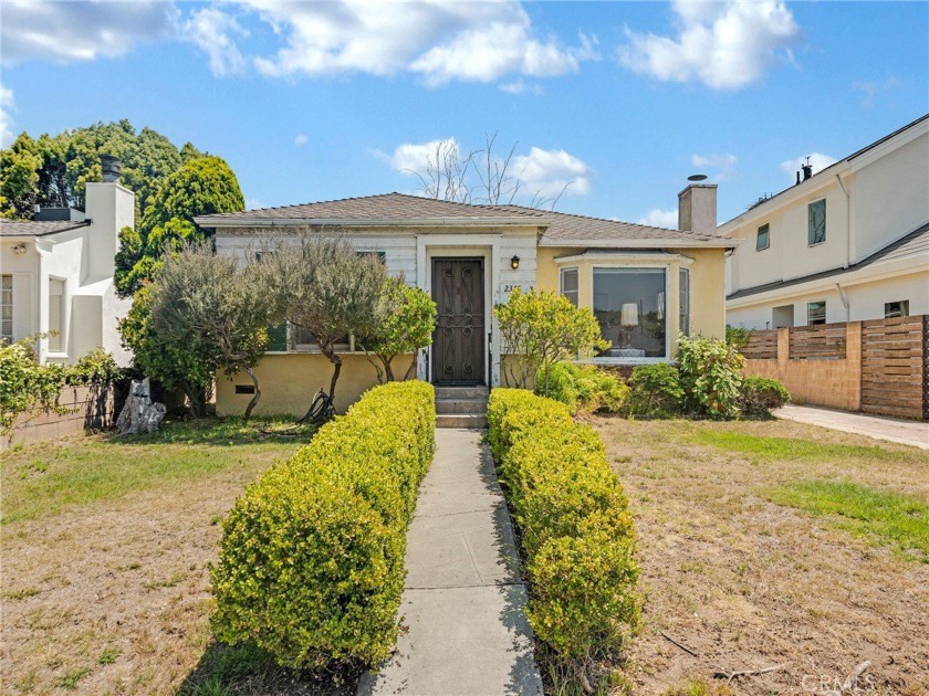 Charming Santa Monica home with tremendous potential! Features - Beach Home for sale in Santa Monica, California on Beachhouse.com
