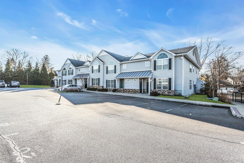 Welcome home to this beautiful & sundrenched 55+ Luxury Condo - Beach Condo for sale in Glen Cove, New York on Beachhouse.com