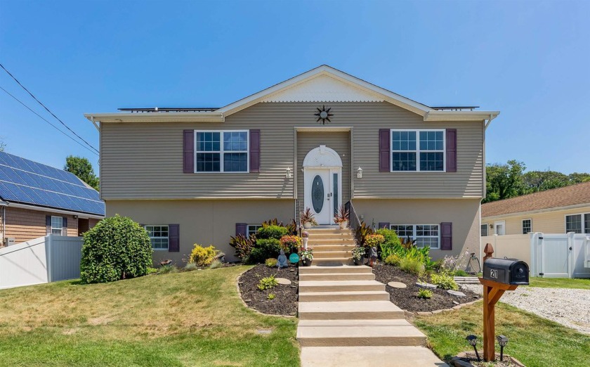 Come discover this spacious, bay side retreat, just two and half - Beach Home for sale in Villas, New Jersey on Beachhouse.com