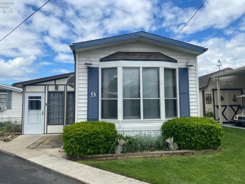 Charming 2-Bed Home in 55+ North Shore Estates & Marina!Move-in - Beach Home for sale in Marblehead, Ohio on Beachhouse.com