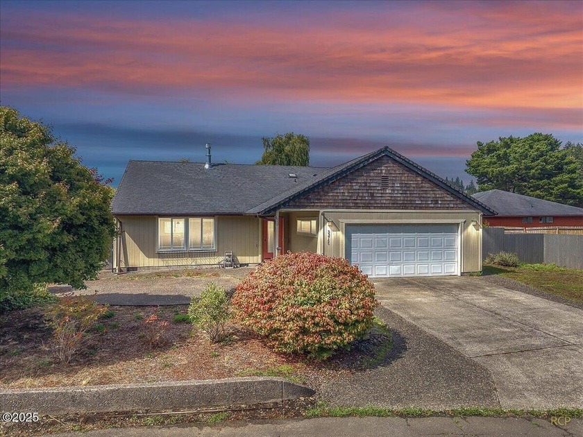 Fabulous Living Near Cullaby Lake!T he perfect blend of comfort - Beach Home for sale in Warrenton, Oregon on Beachhouse.com