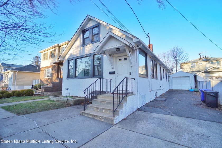 CLICK ON THE AERIAL & VIRTUAL TOUR....1 FAMILY DETACH HOME - Beach Home for sale in Staten Island, New York on Beachhouse.com