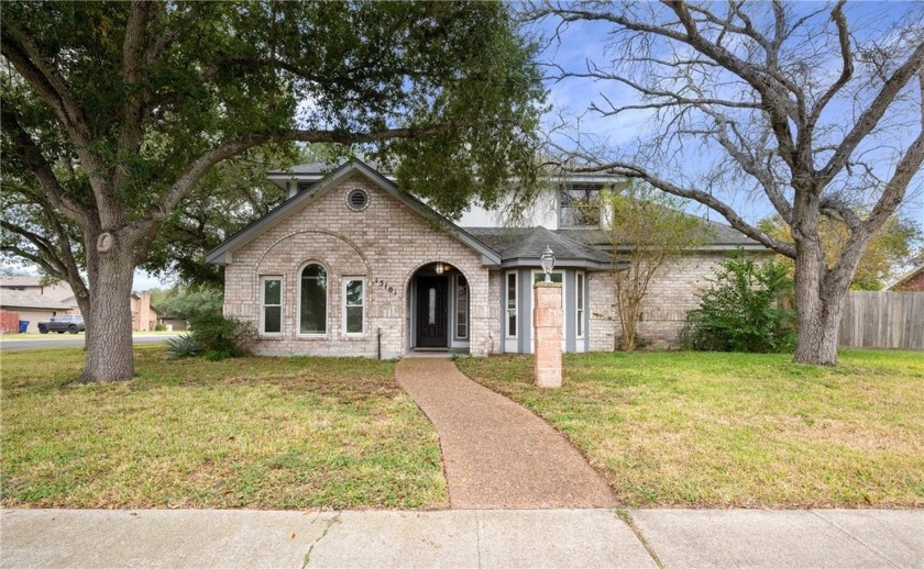 Potential, Potential, Potential!!! This home sits on a great - Beach Home for sale in Corpus Christi, Texas on Beachhouse.com